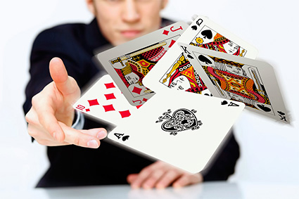 magicien avec cartes à jouer