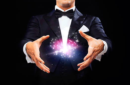 le magicien effectue un effet de lumières entre ses mains
